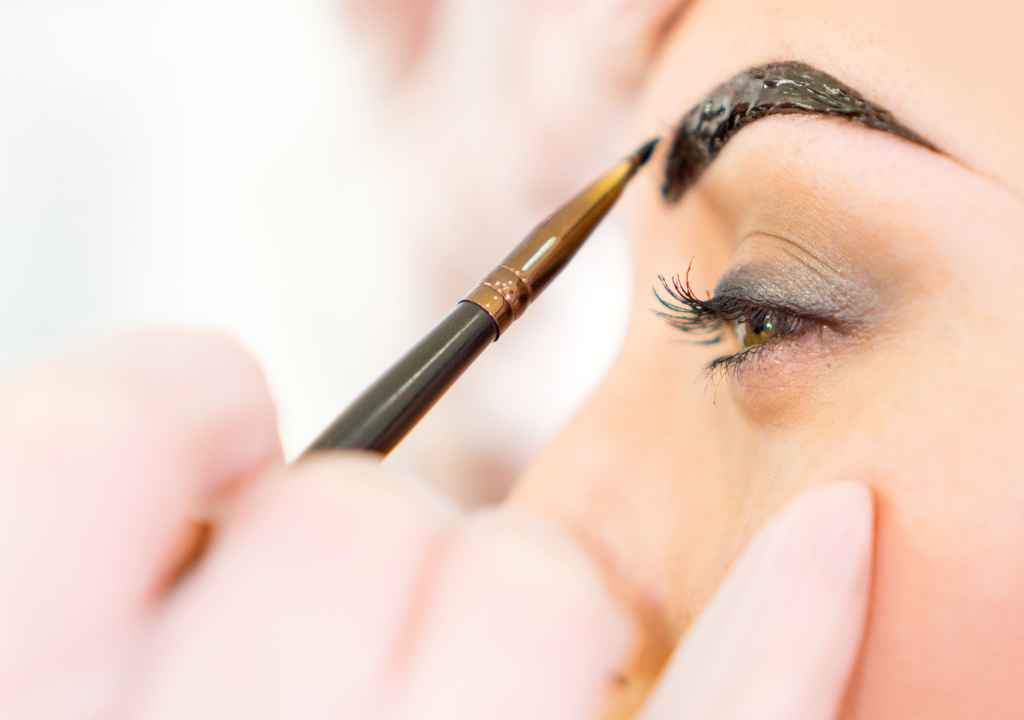 How to darken eyebrows at home